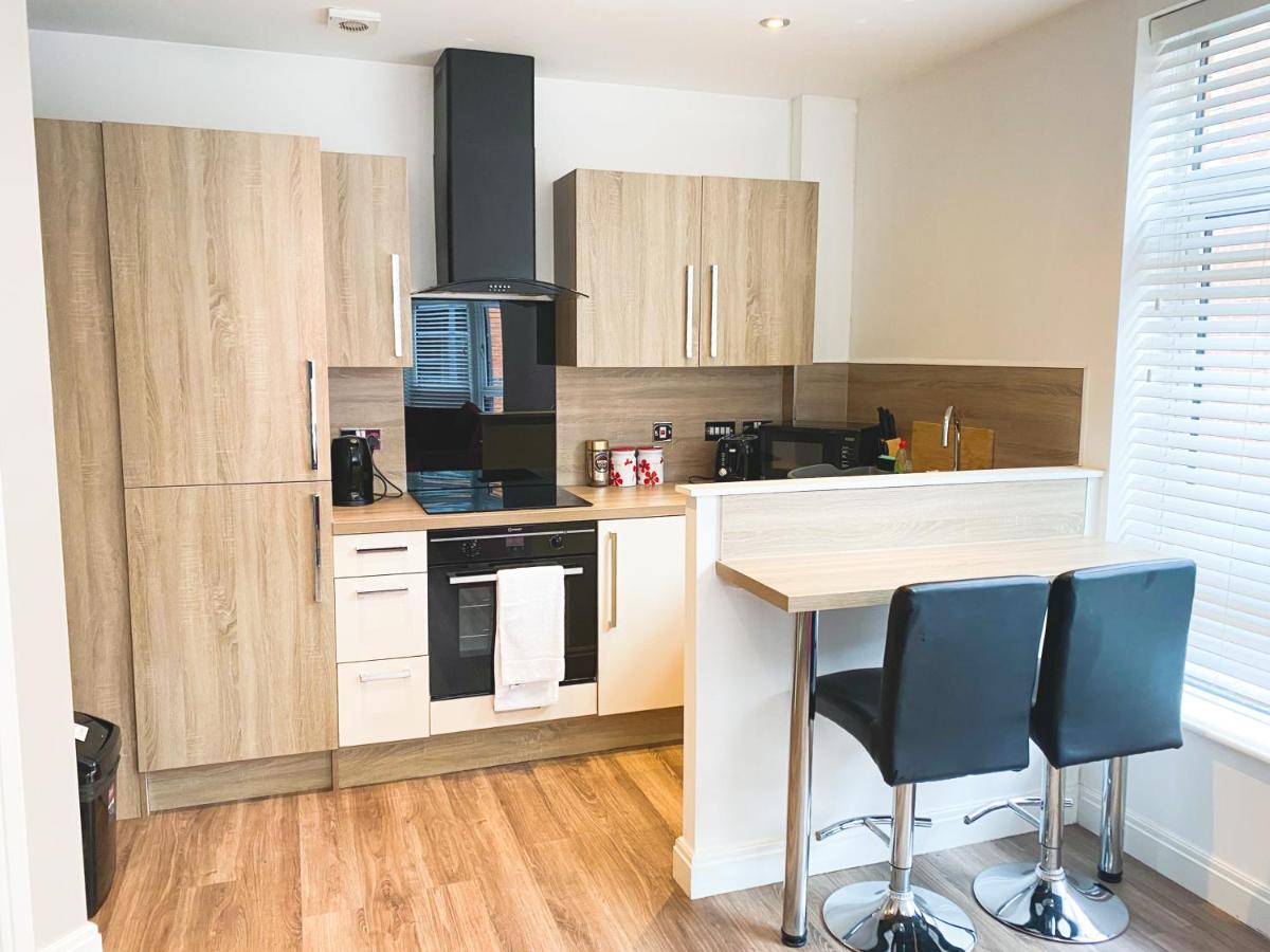 Zen Modern 2 Bedroom Apartment close to city centre ideal for a group of 4-6 - Housity