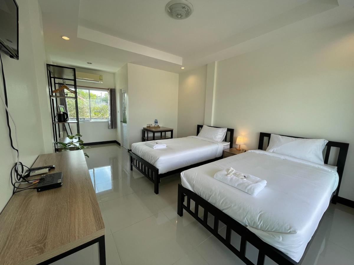 Ivory House Sriracha - Housity