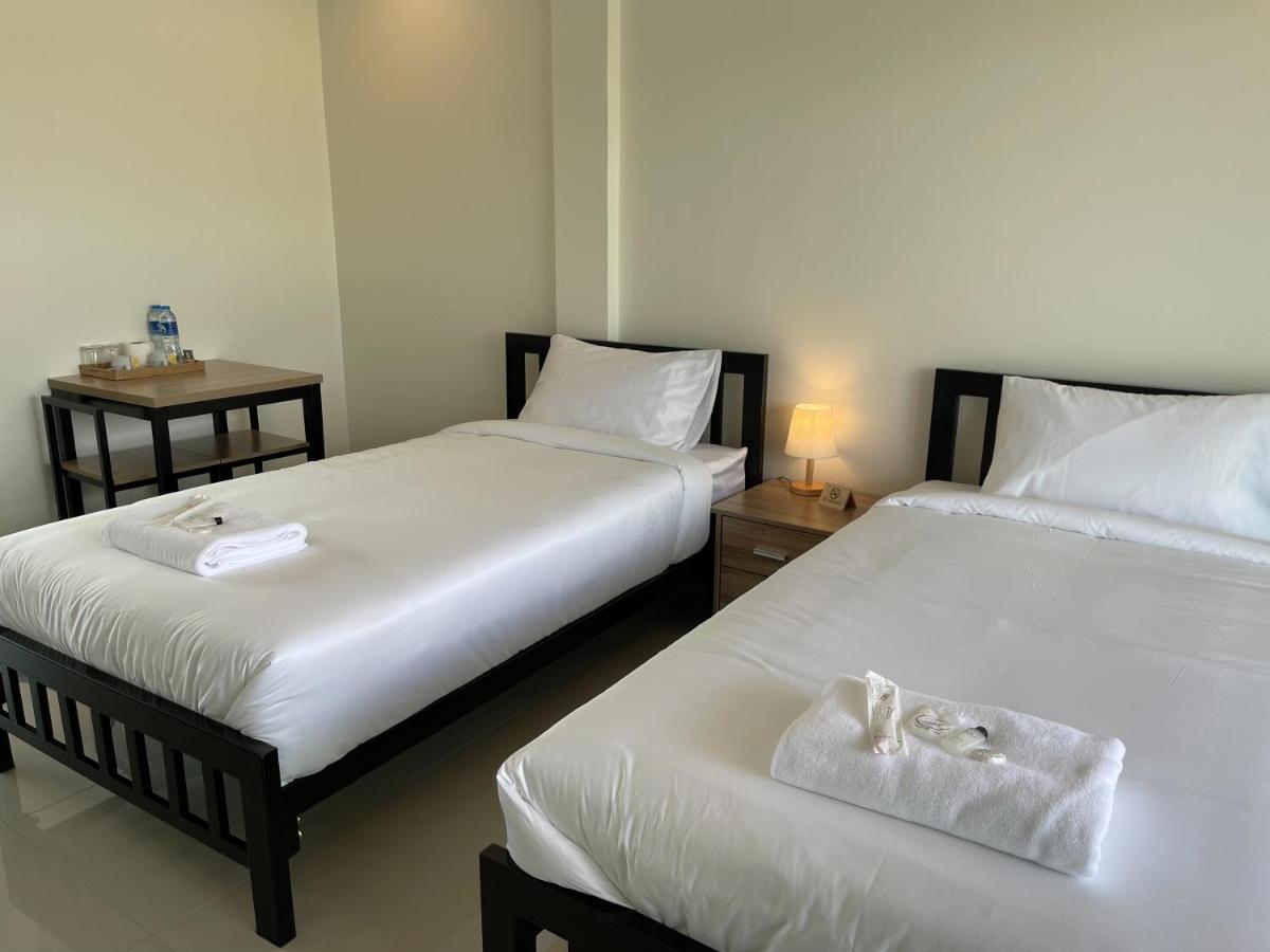 Ivory House Sriracha - Housity
