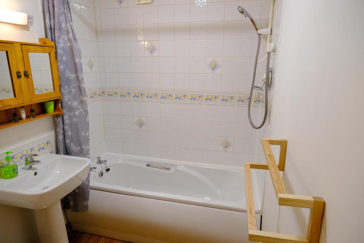 Lovely 1-bedroom apartment with free parking - Housity