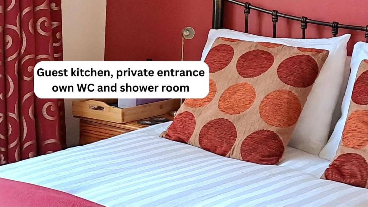 Quiet comfortable Patcham studio Free parking Hallway shared with host - Housity