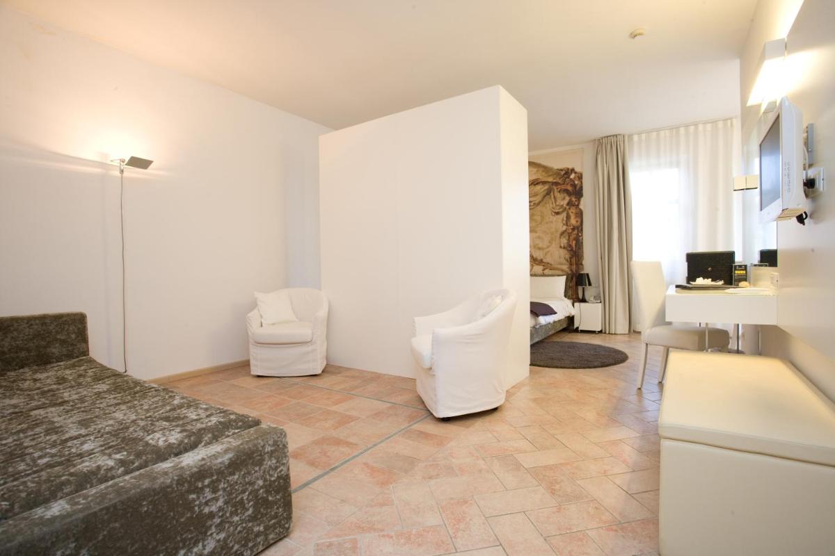 Hotel Castello di Santa Vittoria - Housity