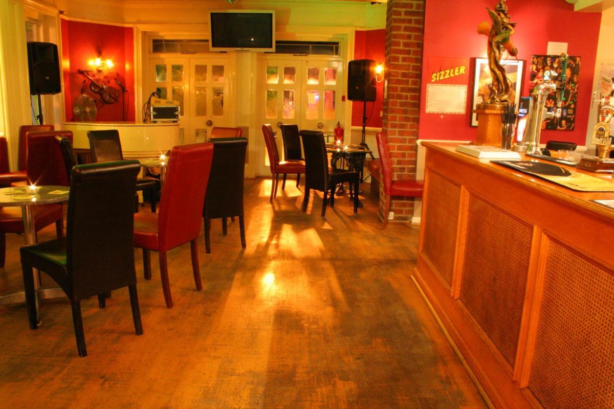 Holliers Hotel - Housity