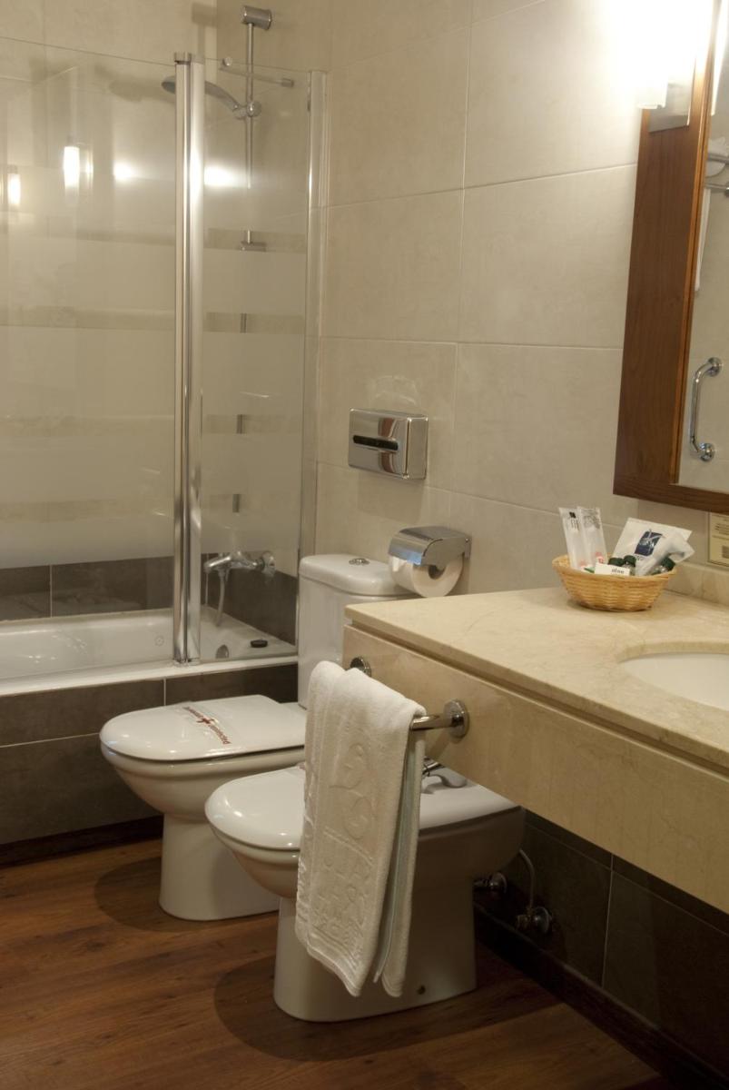 Un baño de Salugral Termal Resort