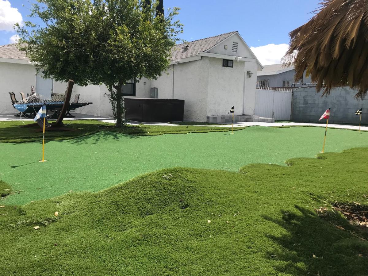 Entire 3 Bedroom Home with Golf Putting & hot spa - Housity