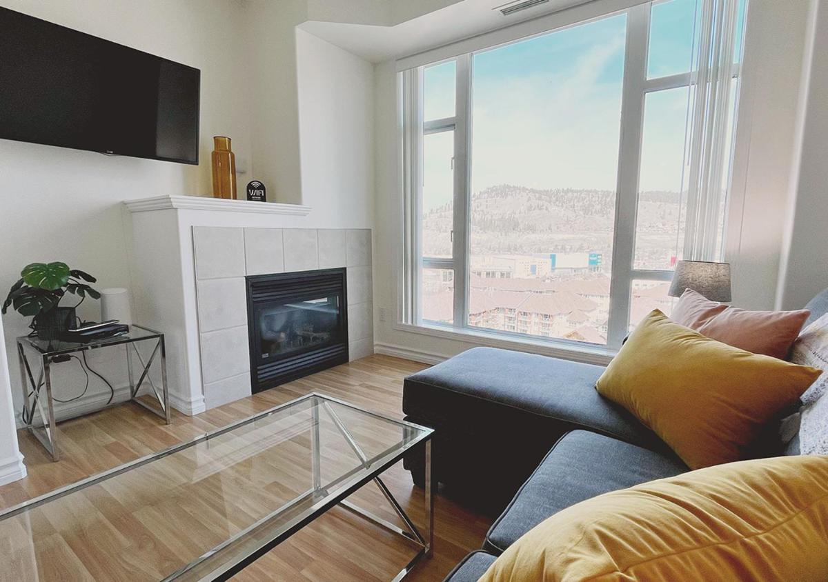 DOWNTOWN WATERFRONT KELOWNA OASIS Newly Renovated 2Bed 2Bath - Housity