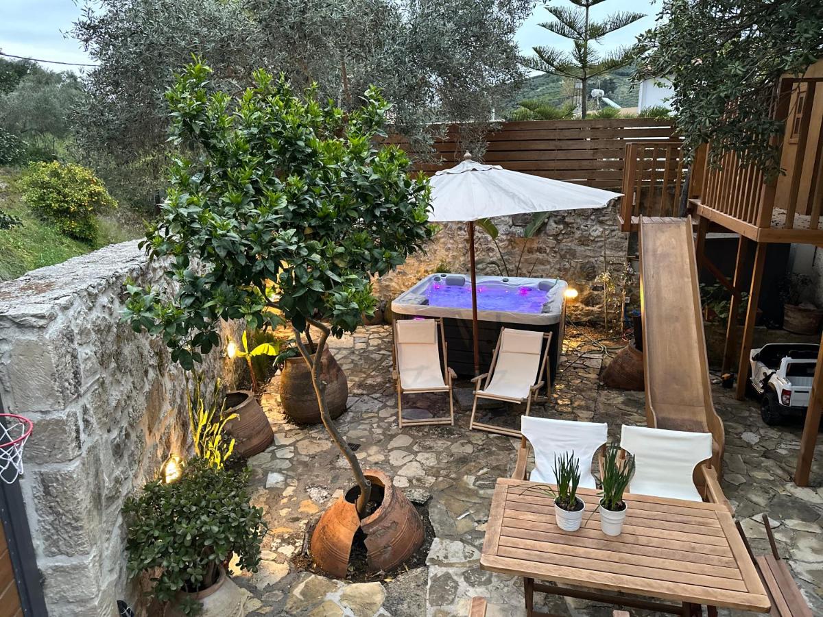 MK Cottage With Breakfast and Jacuzzi - Housity