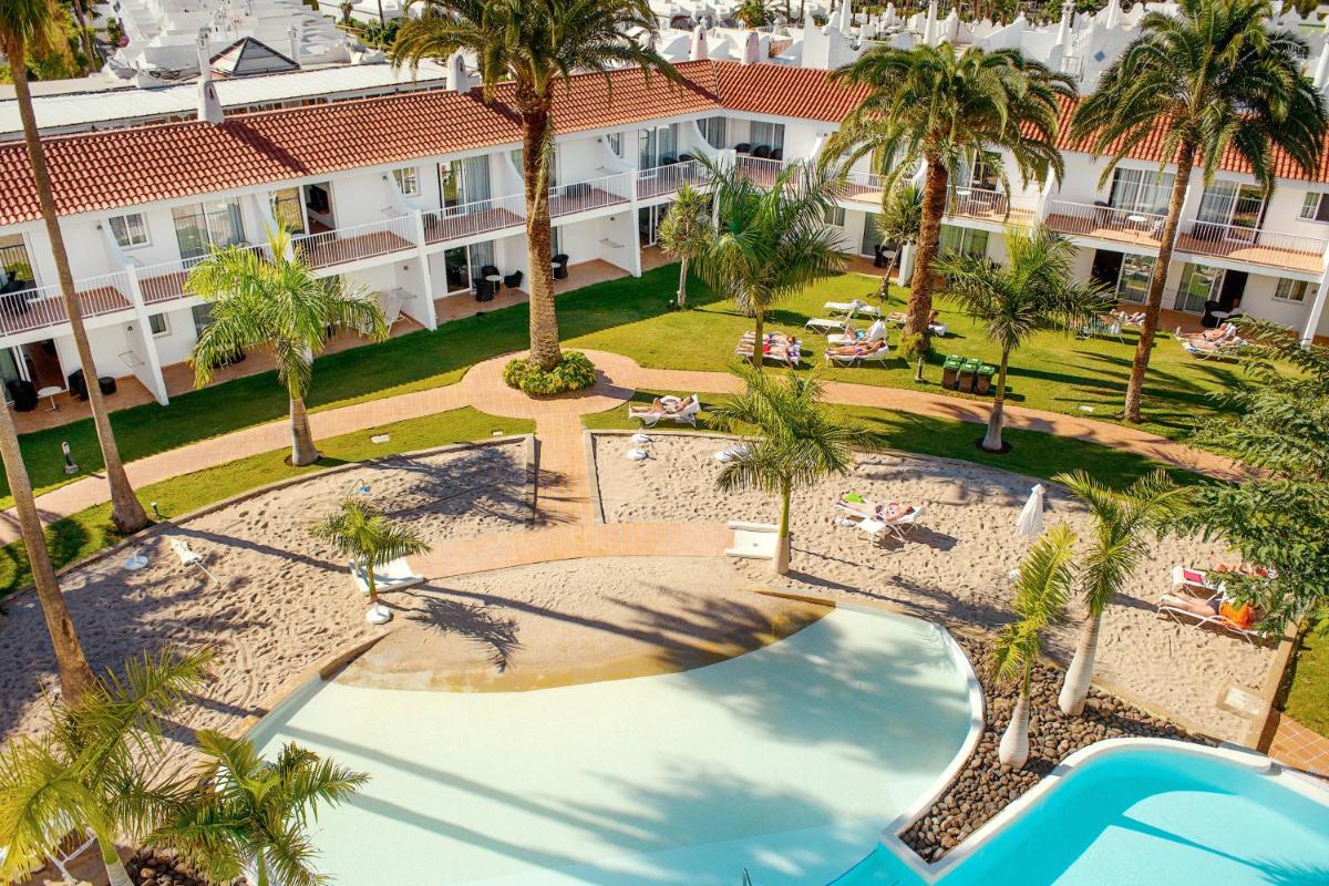 una vista aérea del complejo con piscina y palmeras en Sunprime Atlantic View Suite & Spa, en Playa del Inglés