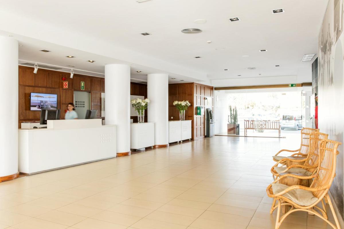 Un vestíbulo de un hospital con sillas y un mostrador. en Sunprime Atlantic View Suite & Spa, en Playa del Inglés 32 fotos más