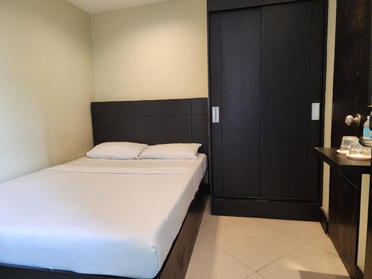 Green Glass Hotel - Housity