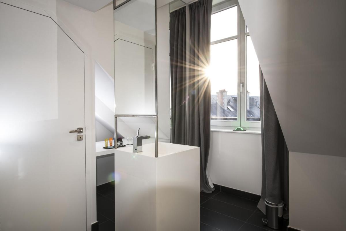 Salle de bains dans l'établissement Vertigo Hotel, By Marriott, a Member of Design Hotels