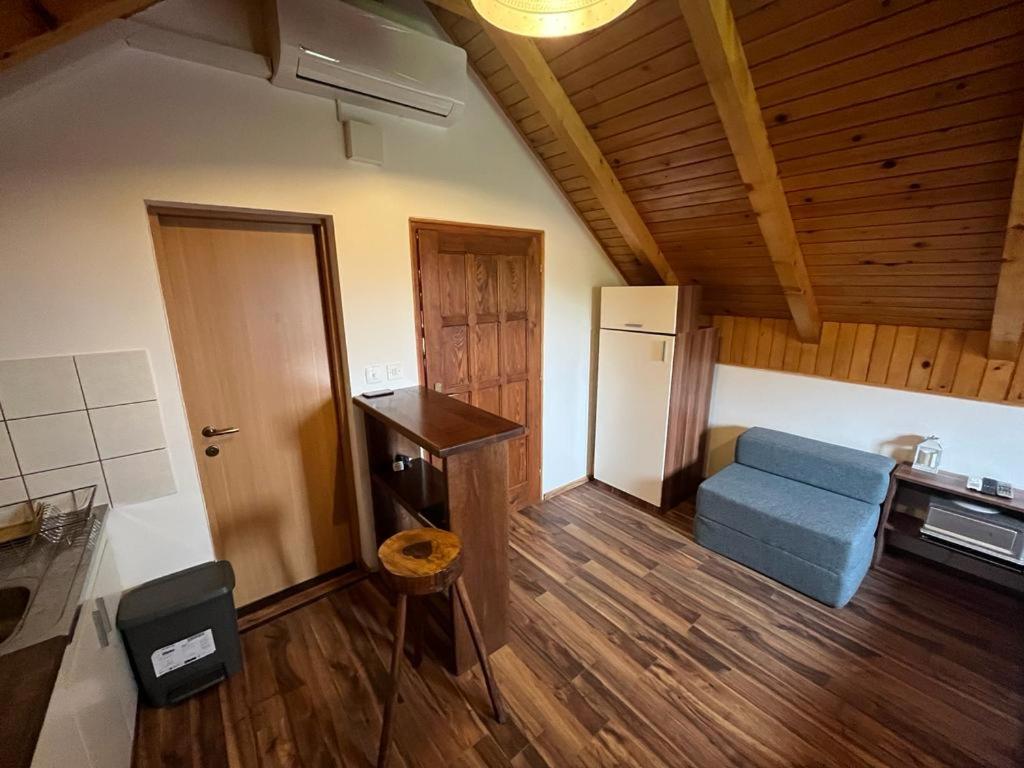 Cesargradska klet - Housity