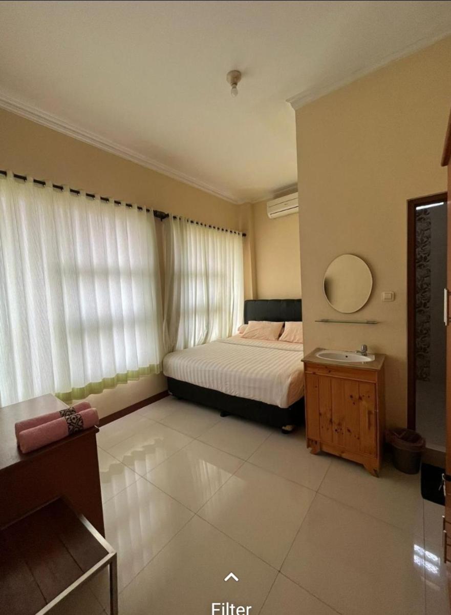G10 Guest House Near Asia Afrika Bandung - Housity