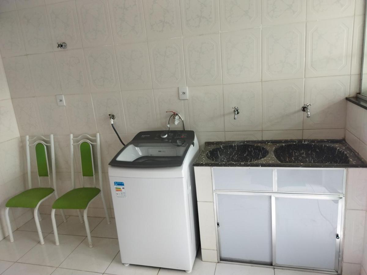 Apartamento de luxo com 2 quartos, sala com sacada, cozinha área de serviço e 1 banheiro social. - Housity