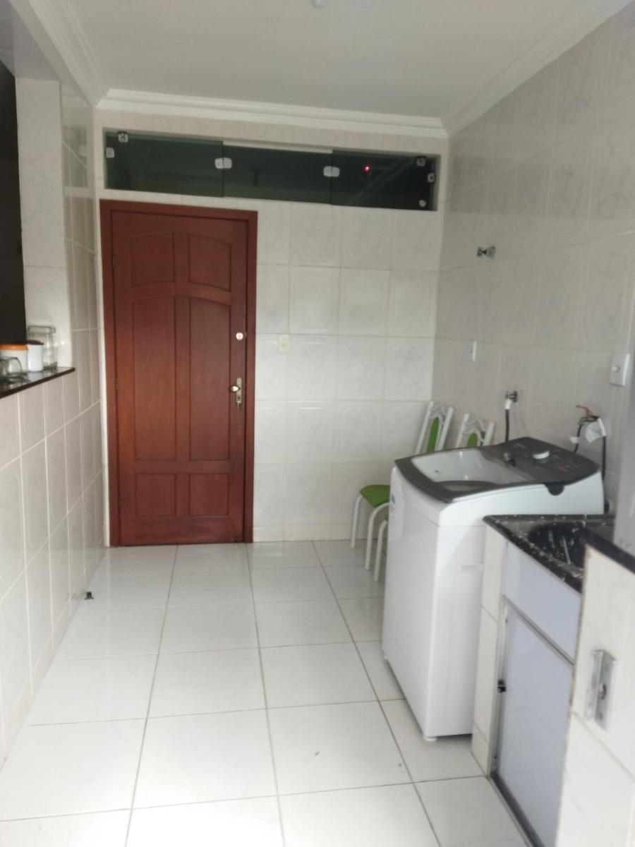 Apartamento de luxo com 2 quartos, sala com sacada, cozinha área de serviço e 1 banheiro social. - Housity
