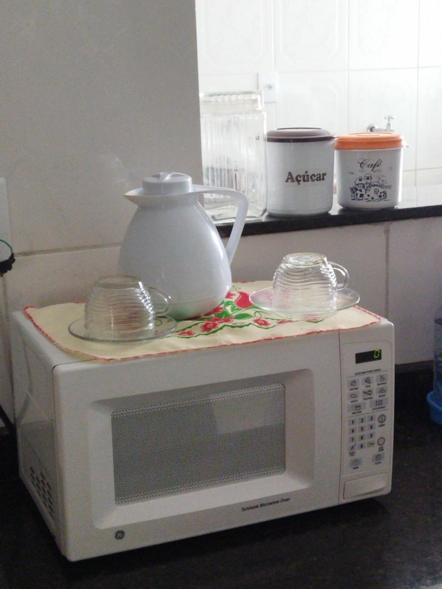 Apartamento de luxo com 2 quartos, sala com sacada, cozinha área de serviço e 1 banheiro social. - Housity