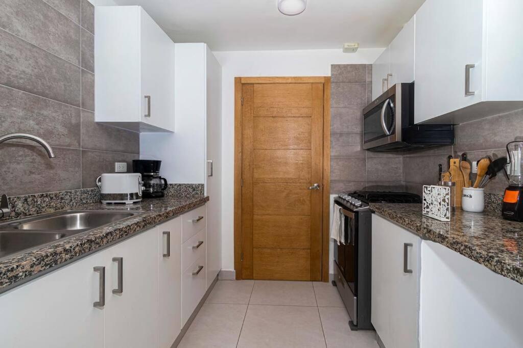 Modern 1BD Downtown+Pool+SmarTVs+BBQ+Gym - Housity