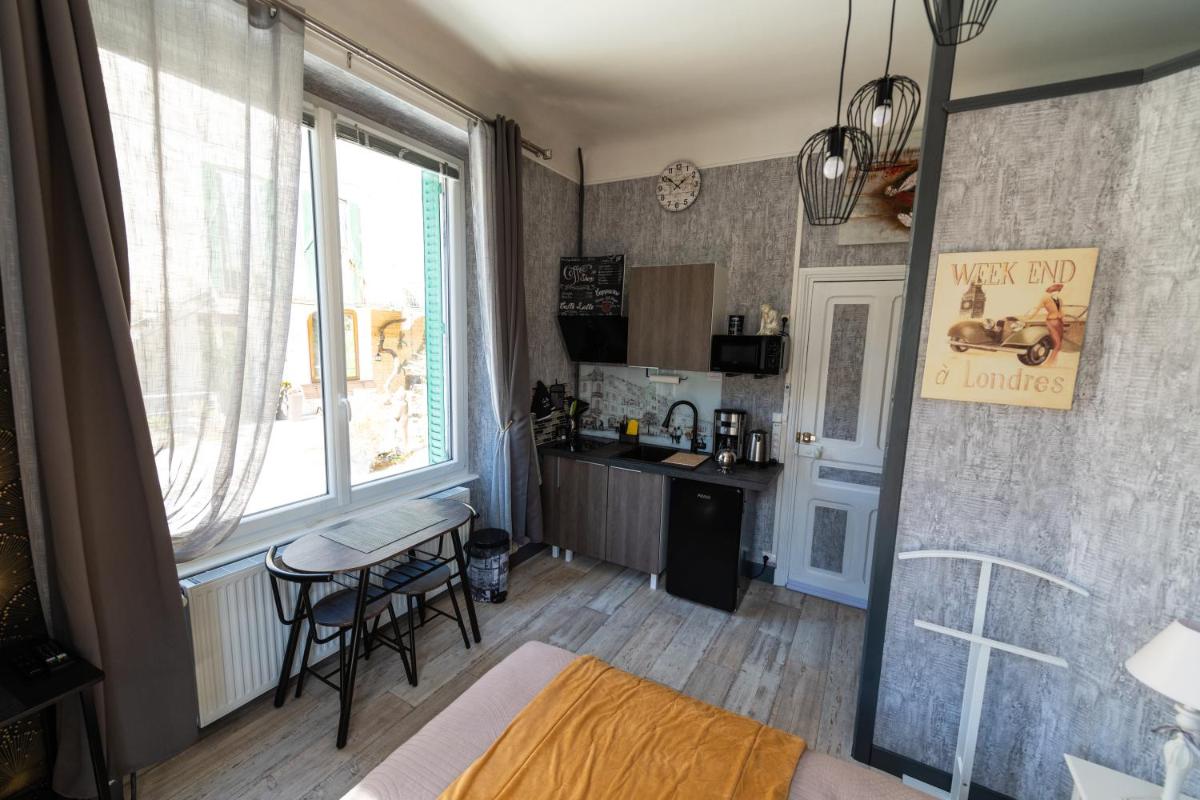 Studio Malou, cuisine, salle d'eau, terrasse amenagée - Housity