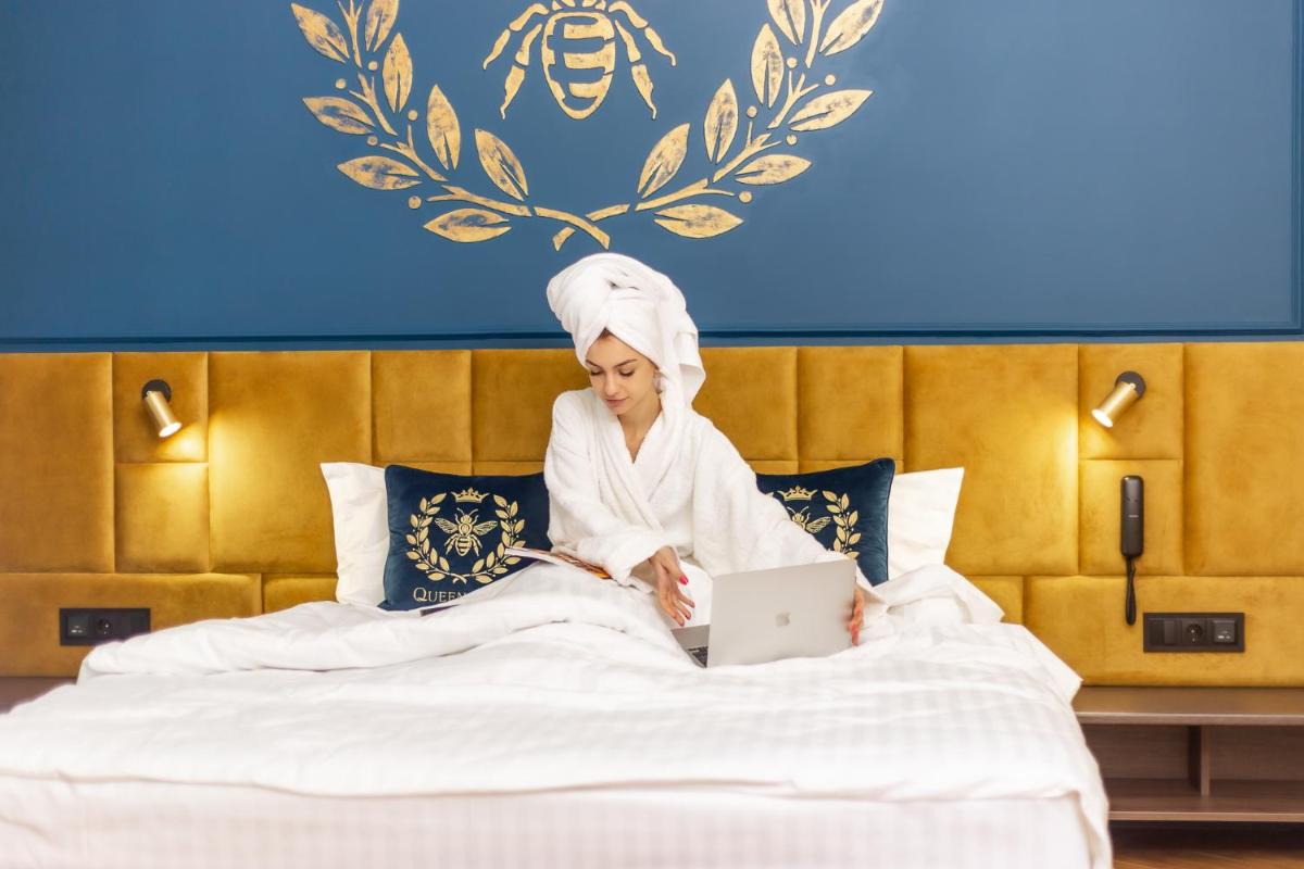 Queen Bee - Housity