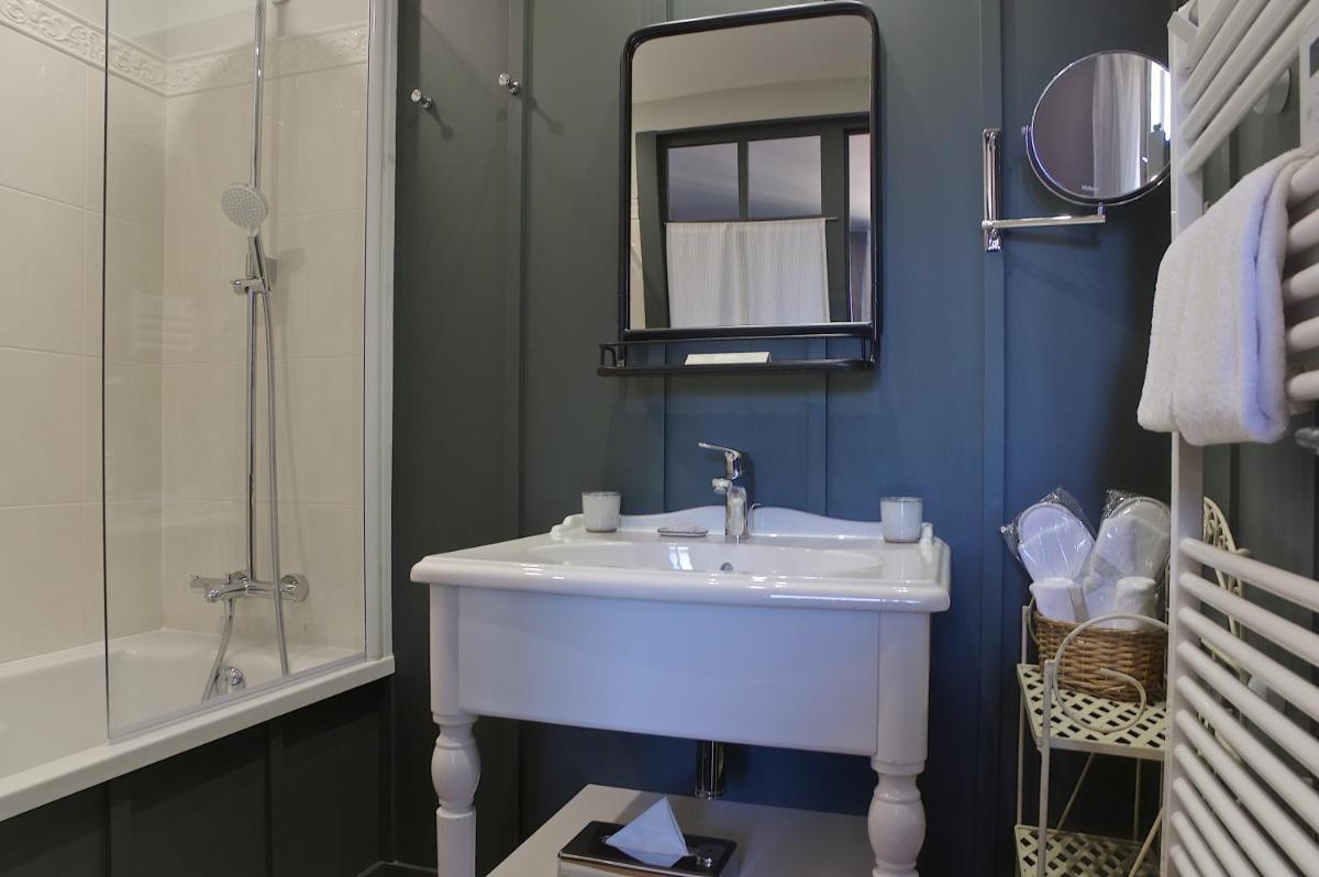 Salle de bains dans l'établissement Les Glycines - Hôtel & Spa - Teritoria