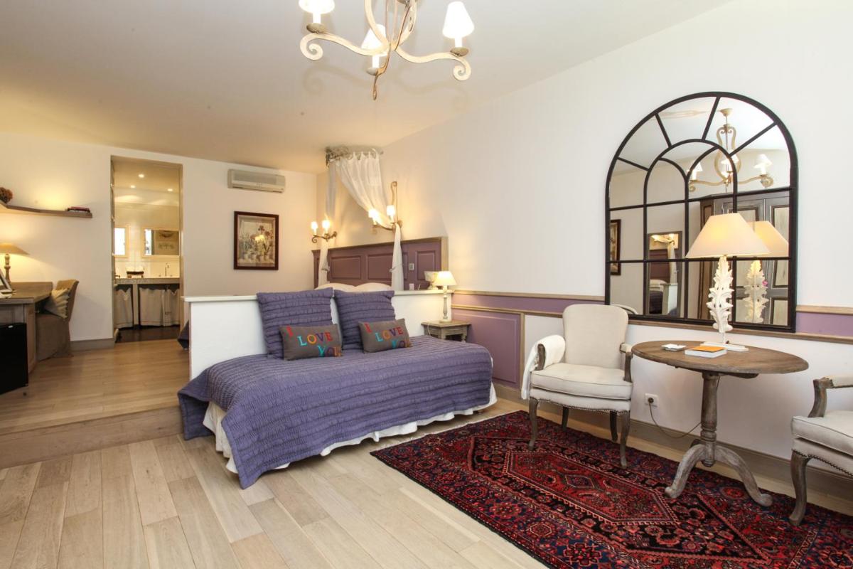Coin salon dans l'établissement Les Glycines - Hôtel & Spa - Teritoria