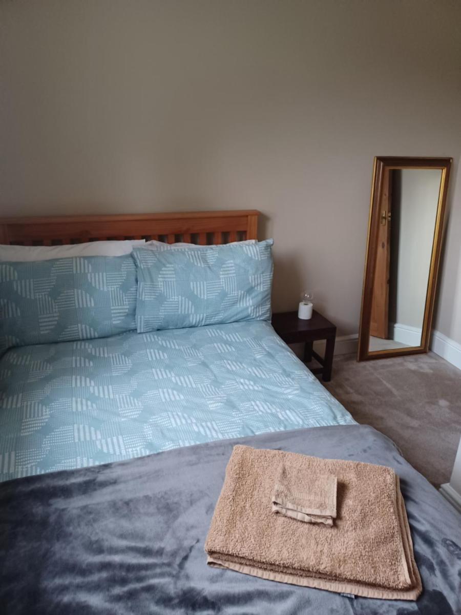 200m AOSB Cottage in Westbury - Housity