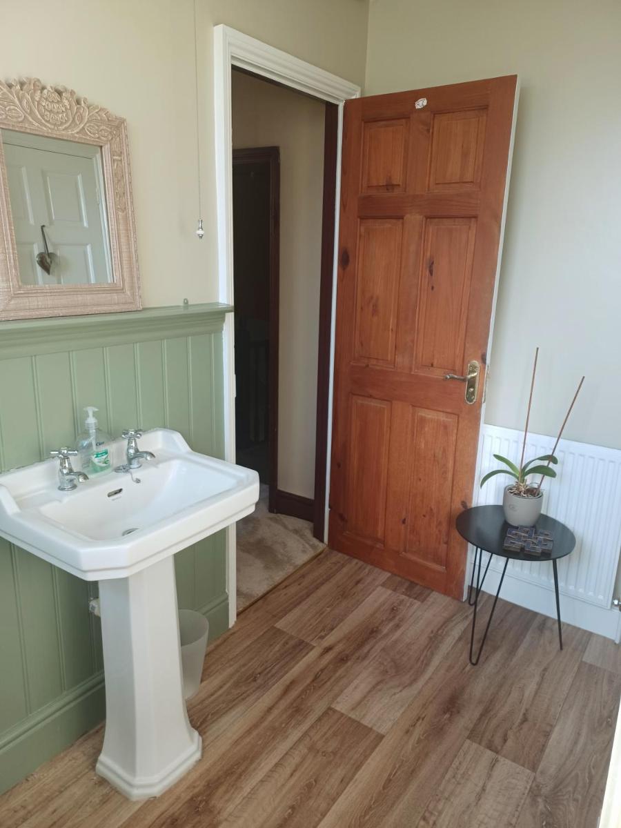 200m AOSB Cottage in Westbury - Housity
