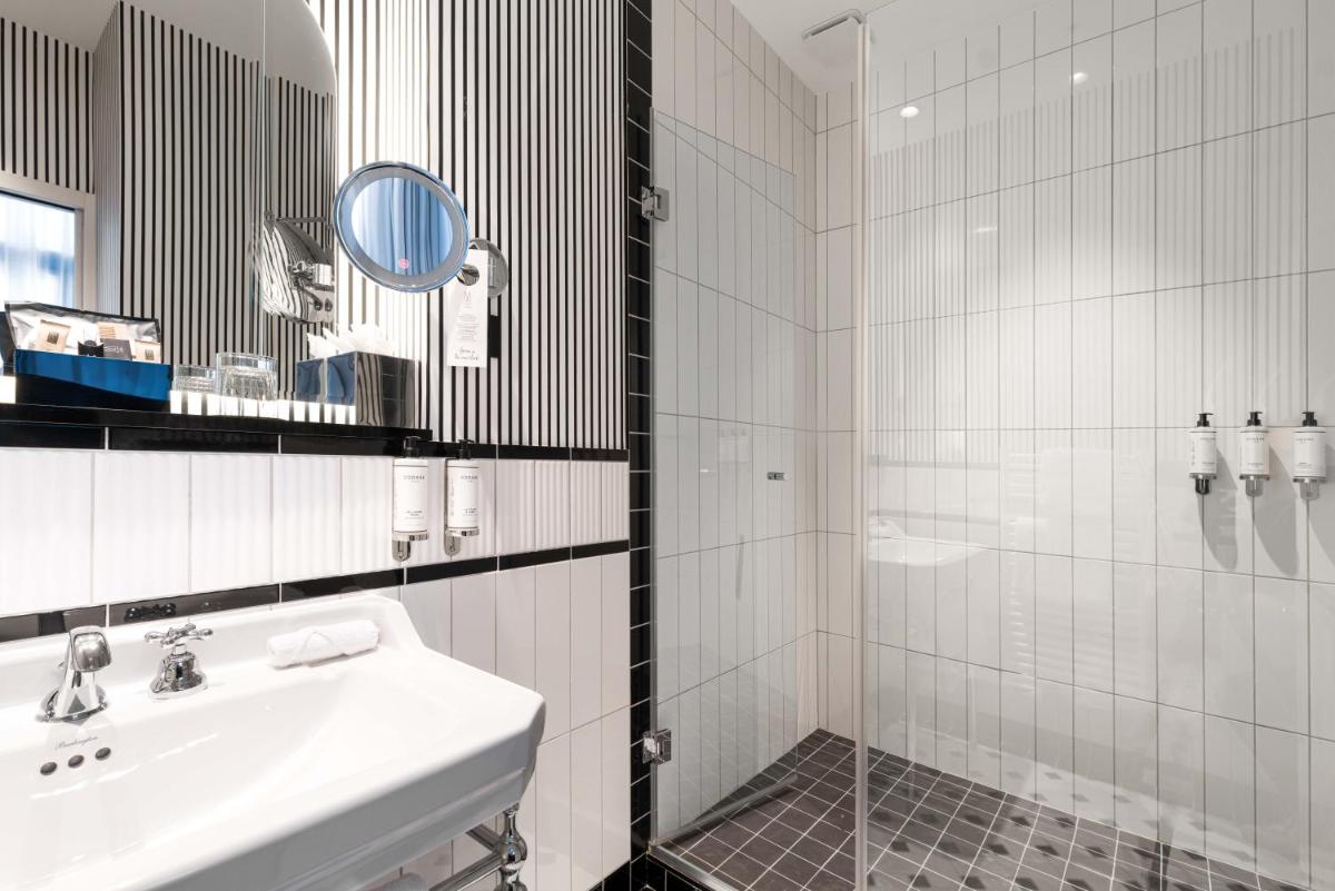 Salle de bains dans l'établissement The 1932 Hotel & Spa Cap d'Antibes - MGallery Collection