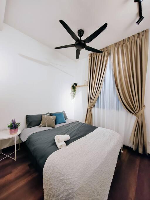 Suitetrails - Symphony Tower 3BR High Floor 100mbps Wi-Fi Netflix