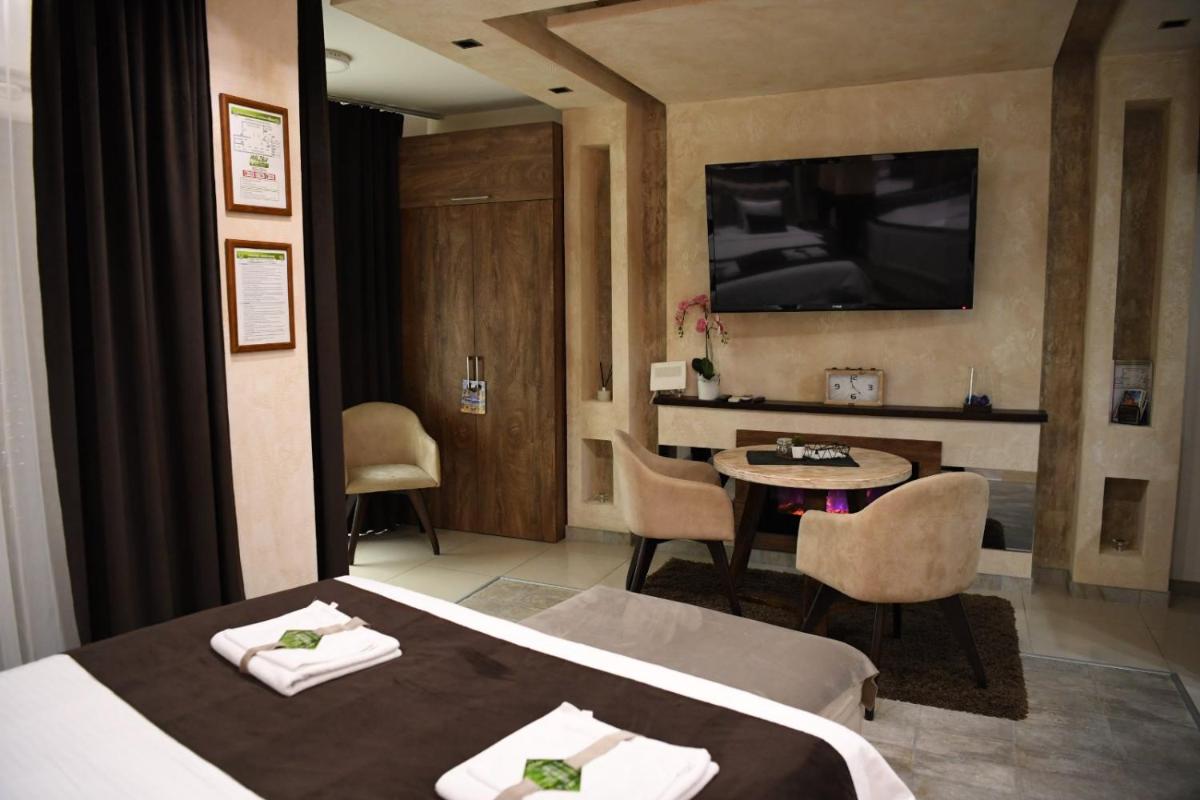 Design Apartment GRAND SPA LUX 4 STAR "MALIBU" Completely PRIVATE Wellness & Spa FREE INCLUDED Jacuzzi & Salt Wall & Fire place & 3D Ceilings & Business WiFi & NETFLIX & LED Lights & Keyless code entry & FULL SMART APP & SECURE 2 Parking place - Housity