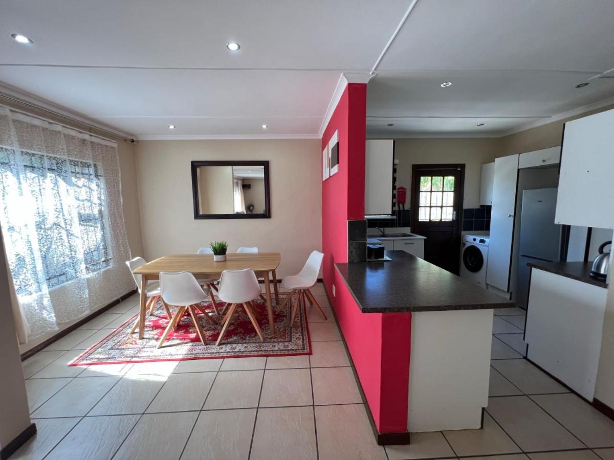 Zuri Holiday House - 3 bedroom - Housity