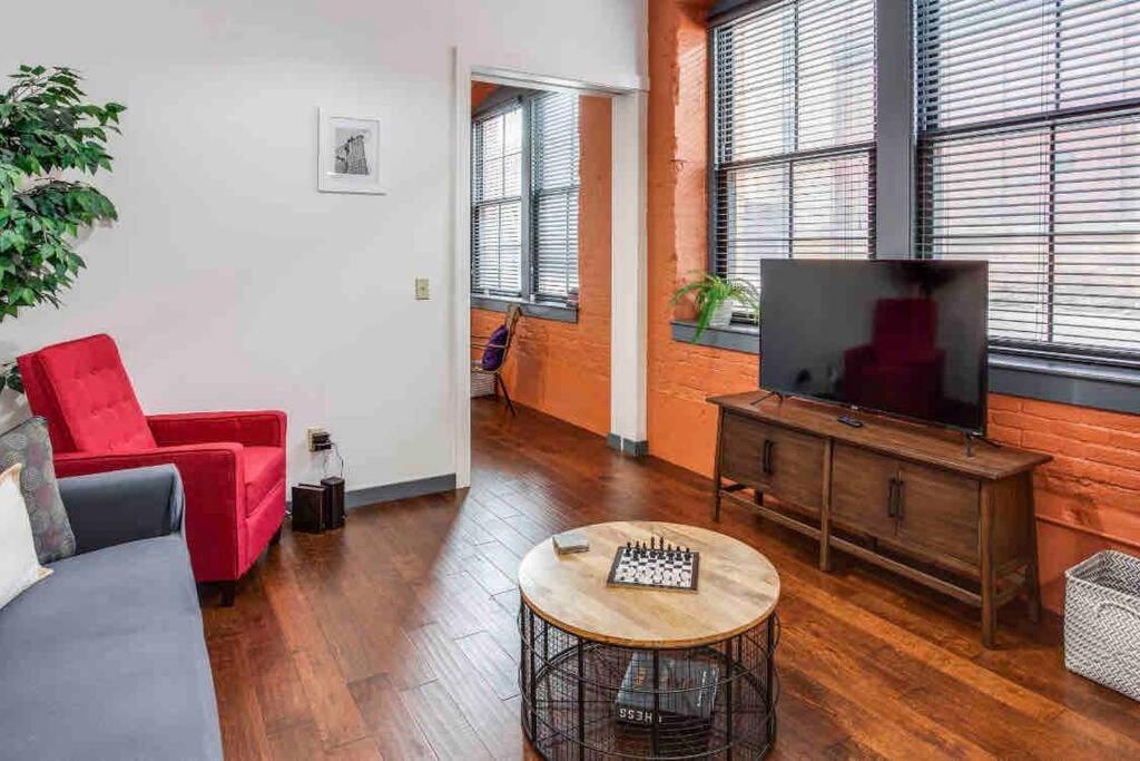 Modern Loft Style on Monroe by Dwtn & Park ave - Housity