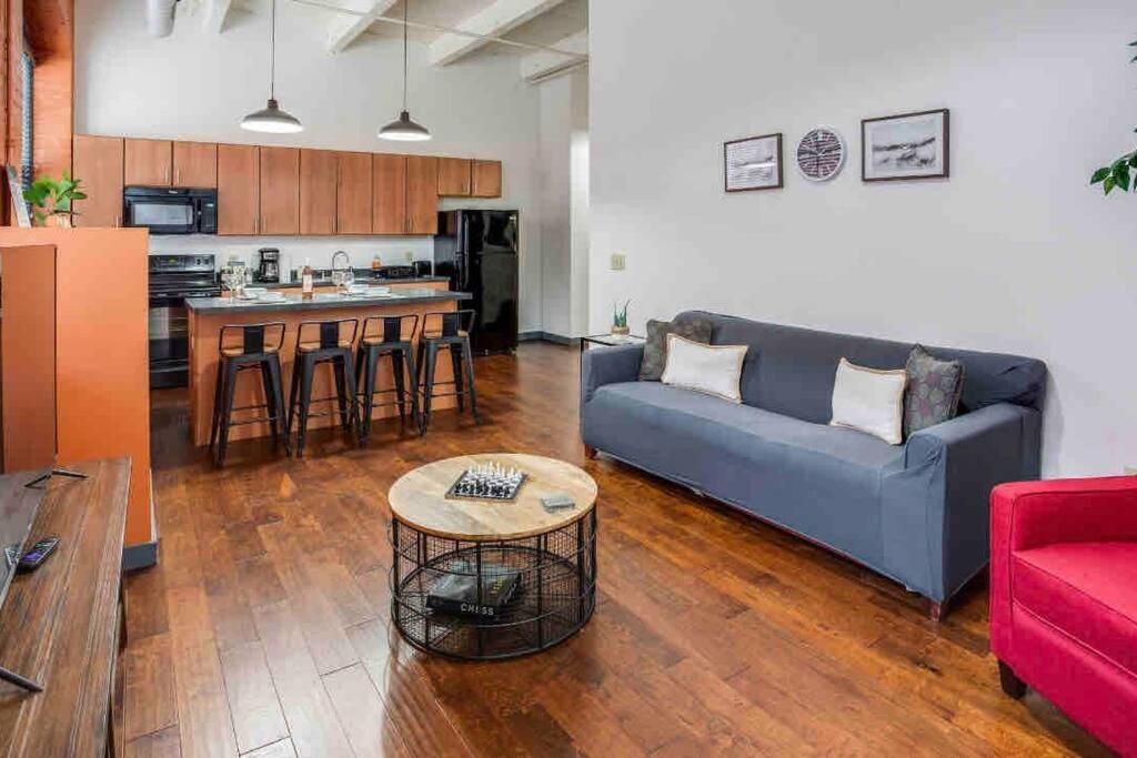 Modern Loft Style on Monroe by Dwtn & Park ave - Housity