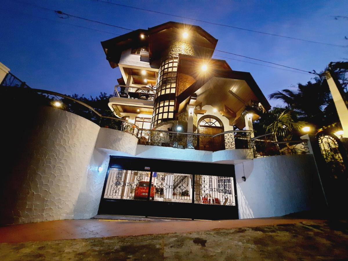 El Castillo Bed and Breakfast - Housity