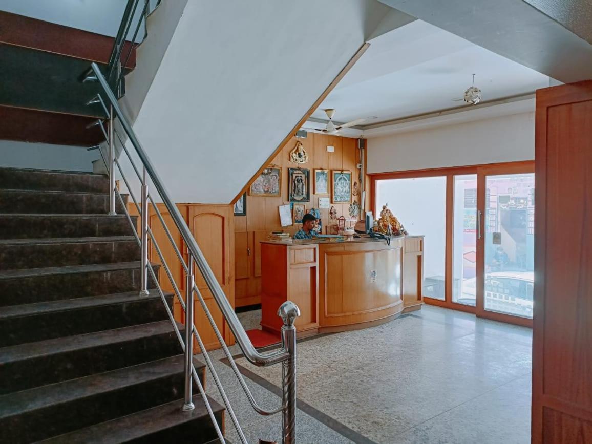 Hotel Duwaraka - Housity