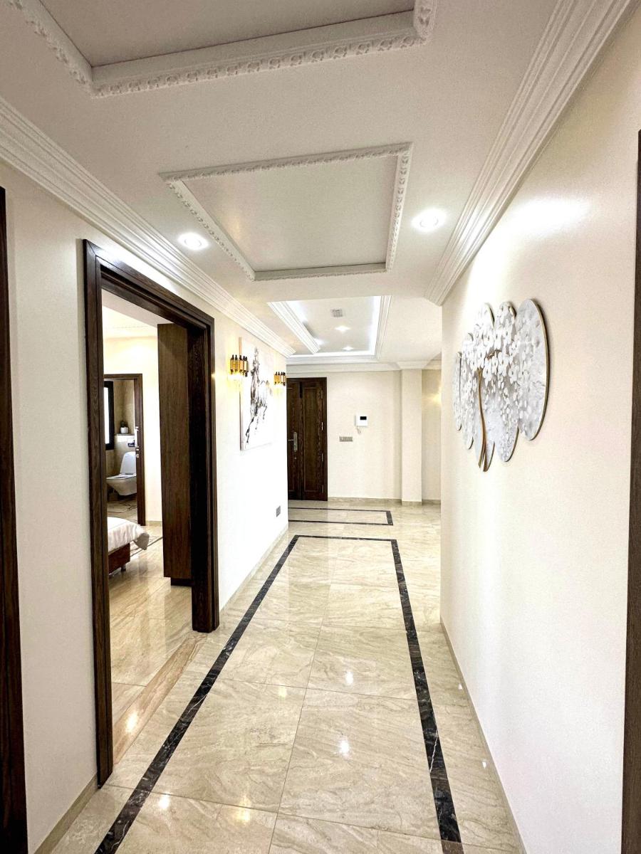 Suitetrails - Luxury 3 Bedrooms apartment Sea View, Central AC, WiFi