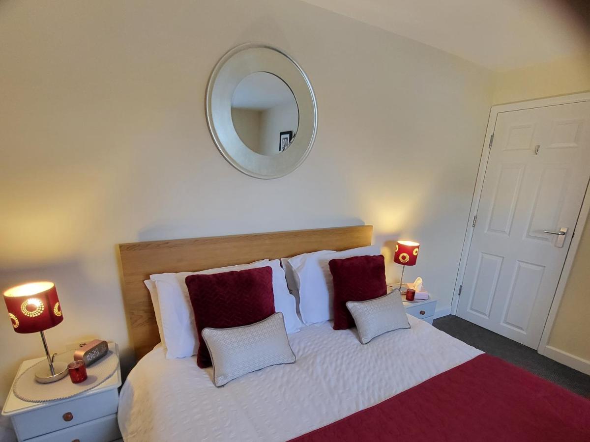 Suitetrails - One bed apartment close to Castle & Cathedral with additional sofa bed