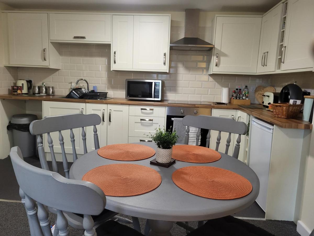 Suitetrails - One bed apartment close to Castle & Cathedral with additional sofa bed