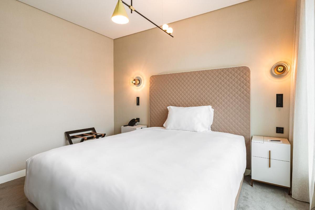 Uma cama ou camas num quarto em LUSTER Hotel