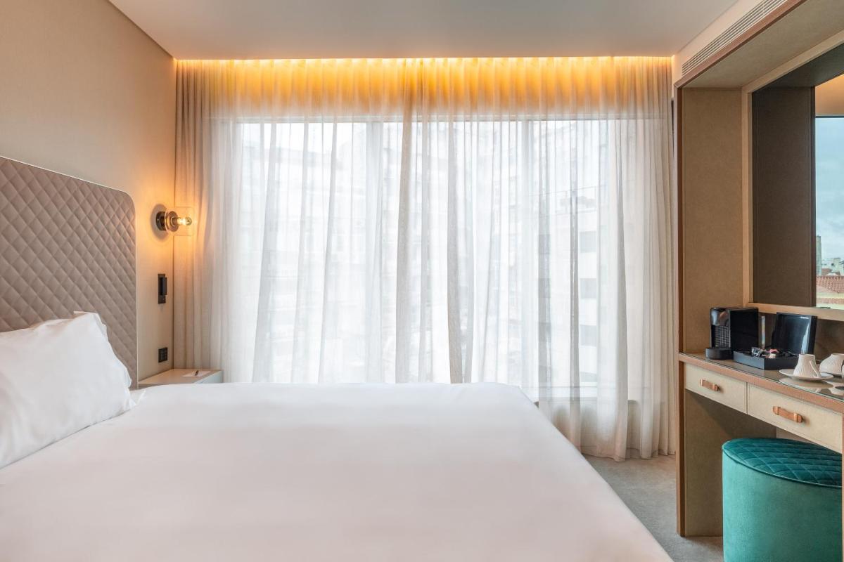 Uma cama ou camas num quarto em LUSTER Hotel
