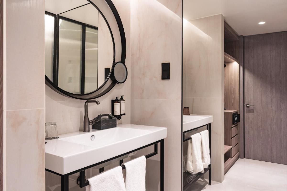 Uma casa de banho em LUSTER Hotel