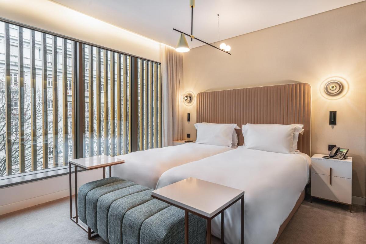 Uma cama ou camas num quarto em LUSTER Hotel