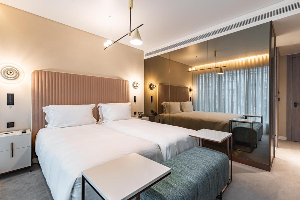 Uma cama ou camas num quarto em LUSTER Hotel