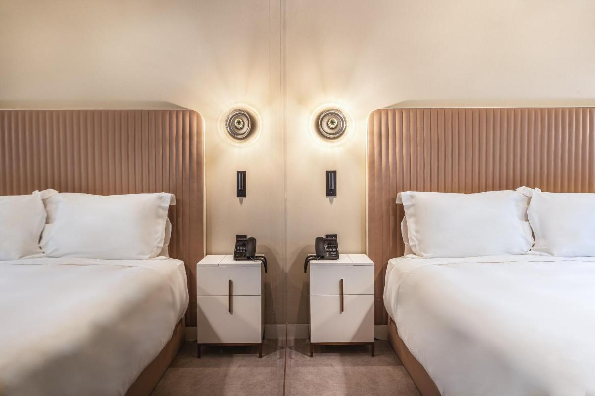 Uma cama ou camas num quarto em LUSTER Hotel