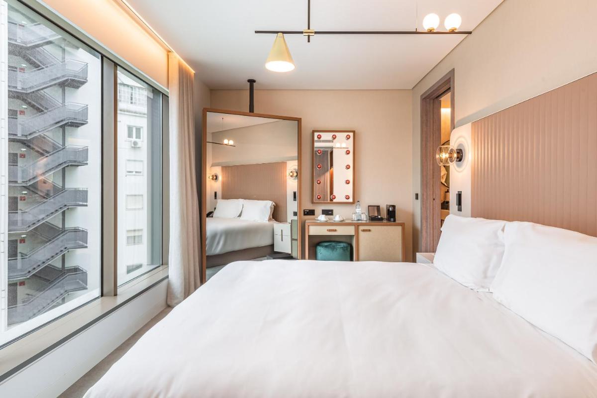 Uma cama ou camas num quarto em LUSTER Hotel