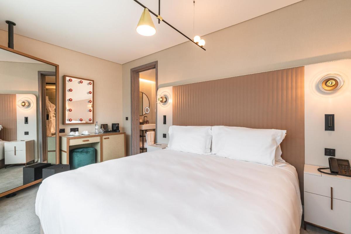 Uma cama ou camas num quarto em LUSTER Hotel