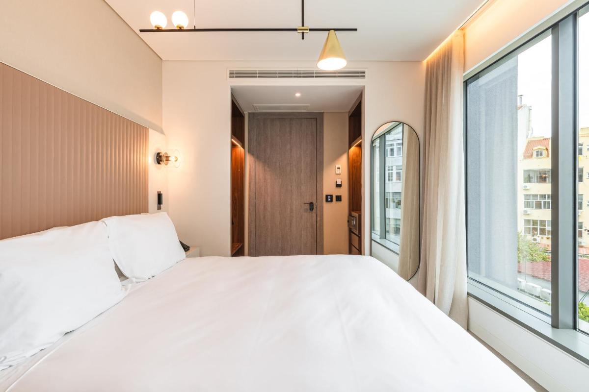Uma cama ou camas num quarto em LUSTER Hotel