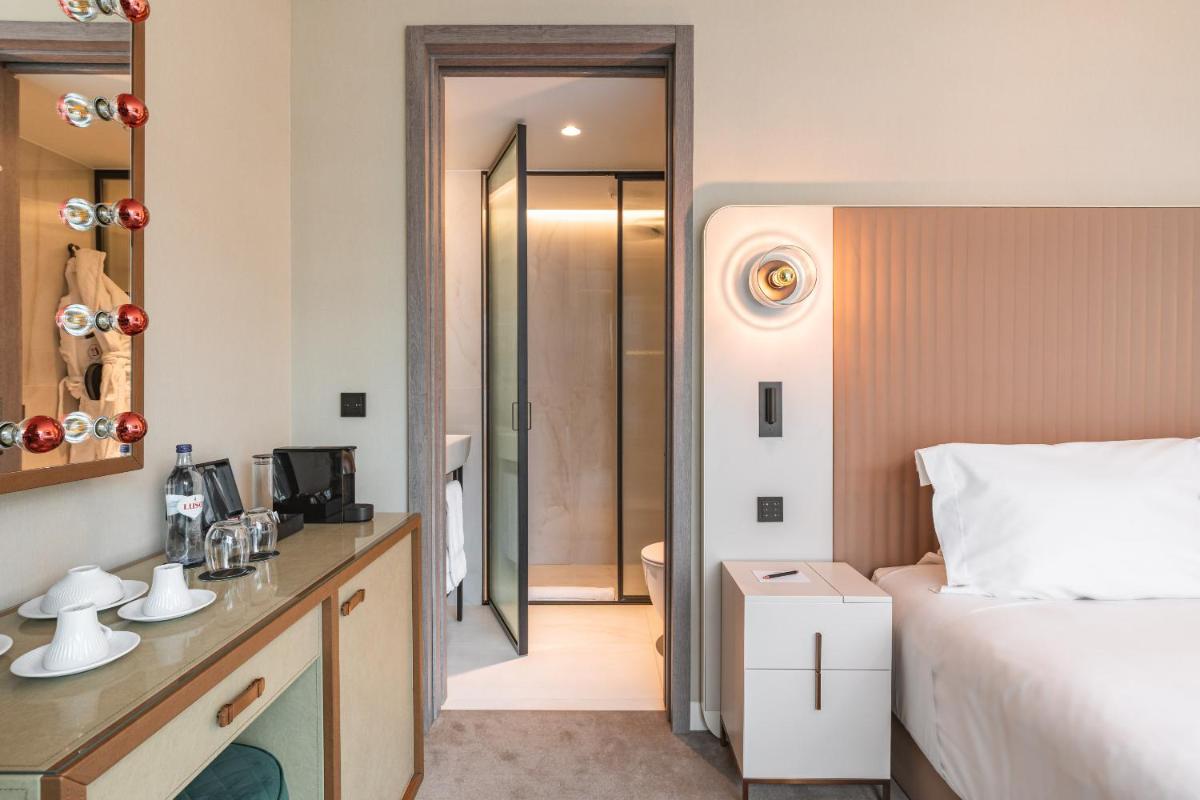 Uma cama ou camas num quarto em LUSTER Hotel