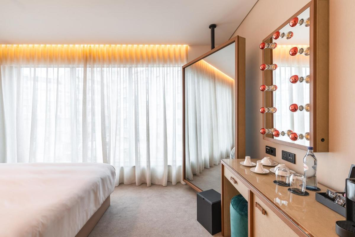 Uma cama ou camas num quarto em LUSTER Hotel