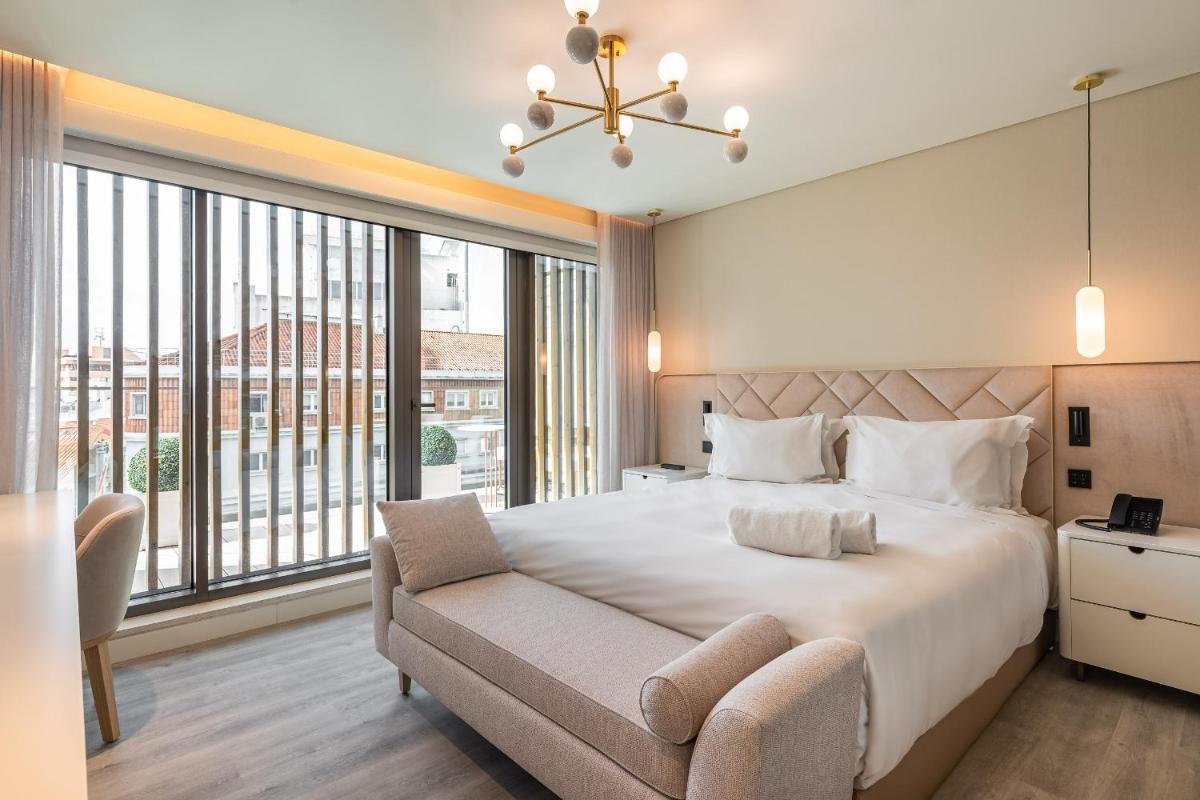 Uma cama ou camas num quarto em LUSTER Hotel